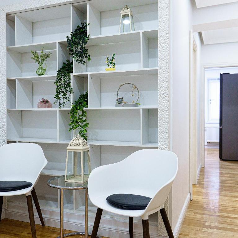 Augusta Prima für bis zu 7 Gäste- Stilvolles Apartment im Zentrum nahe Rathaus - Hochwertige Betten und Bettwäsche - Voll ausgestattete Küche - 4K Smart TV - Aufzug - Kostenlose Nacht Tiefgarage 20-30 bis 9-30 Uhr mit 28 Stellplätzen je nach Verfügbarkeit - Appartamento con 3 Camere da Letto - 45