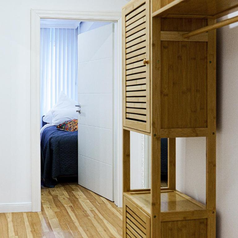Augusta Prima für bis zu 7 Gäste- Stilvolles Apartment im Zentrum nahe Rathaus - Hochwertige Betten und Bettwäsche - Voll ausgestattete Küche - 4K Smart TV - Aufzug - Kostenlose Nacht Tiefgarage 20-30 bis 9-30 Uhr mit 28 Stellplätzen je nach Verfügbarkeit - Appartamento con 3 Camere da Letto - 48