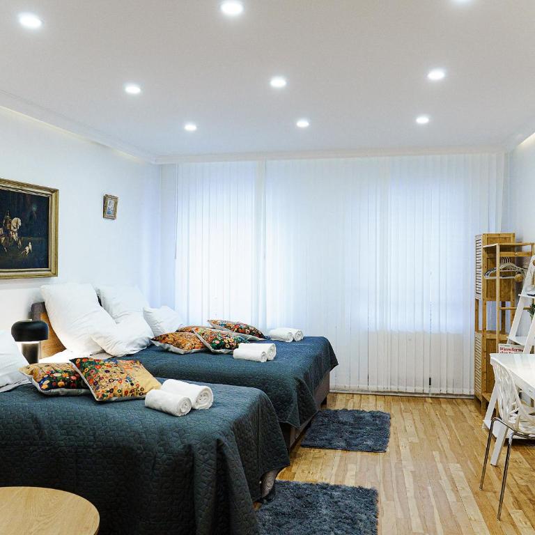 Augusta Prima für bis zu 7 Gäste- Stilvolles Apartment im Zentrum nahe Rathaus - Hochwertige Betten und Bettwäsche - Voll ausgestattete Küche - 4K Smart TV - Aufzug - Kostenlose Nacht Tiefgarage 20-30 bis 9-30 Uhr mit 28 Stellplätzen je nach Verfügbarkeit - Appartamento con 3 Camere da Letto - 40