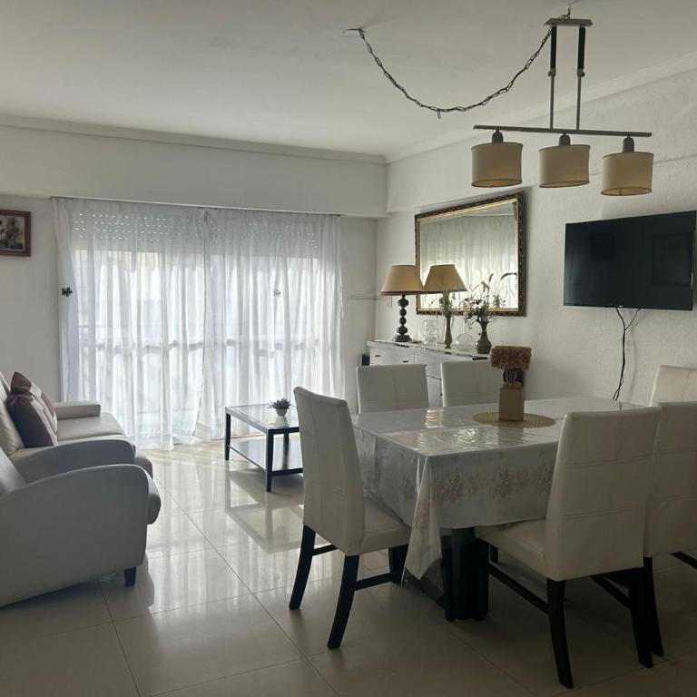 Depto 4 ambientes con Balcón - Three-Bedroom Apartment - 1