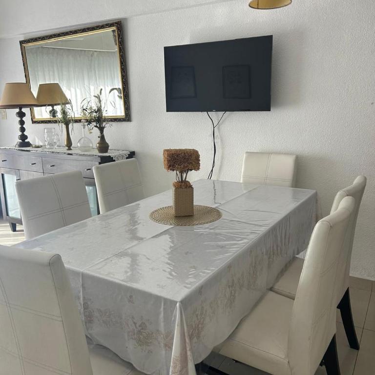 Depto 4 ambientes con Balcón - Three-Bedroom Apartment - 2