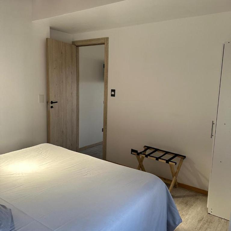 Apartamento hasta 4 personas con jardin, parrilla y, estacionamiento gratuito Ubicado cerca de la ciudad y, a 20 minutos del cerro Catedral - Apartment with Garden View - 14