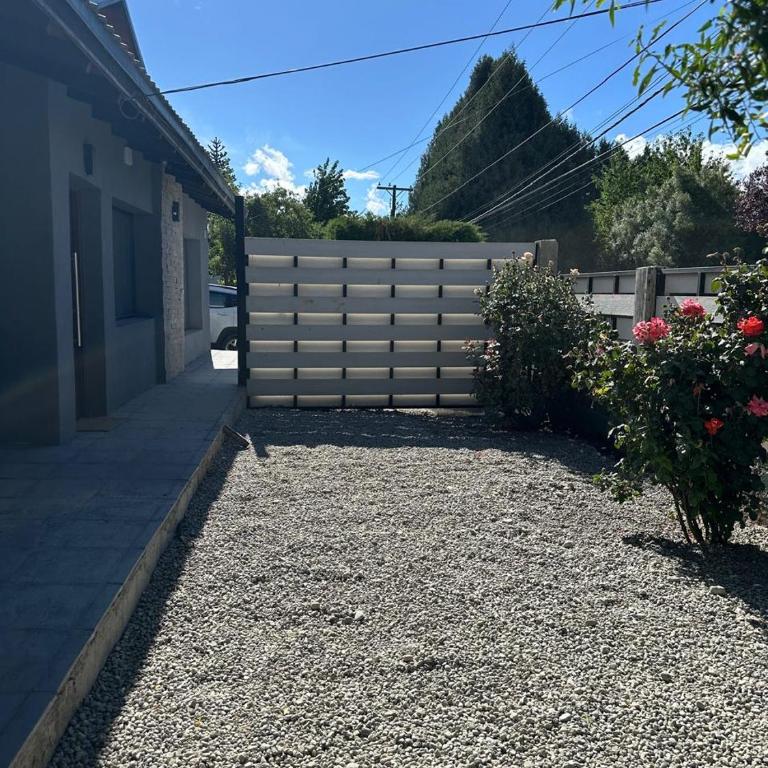 Apartamento hasta 4 personas con jardin, parrilla y, estacionamiento gratuito Ubicado cerca de la ciudad y, a 20 minutos del cerro Catedral - Apartamento con vistas al jardín - 26