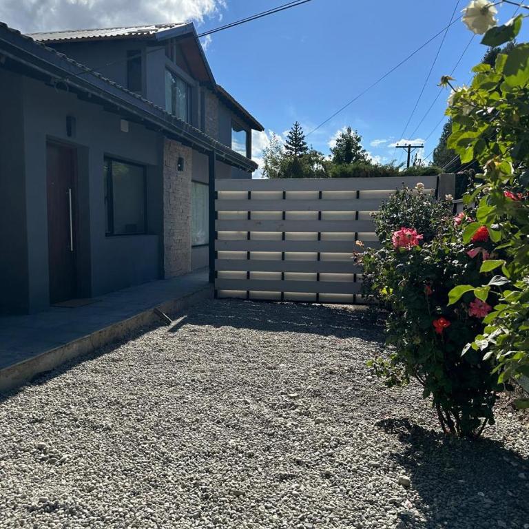 Apartamento hasta 4 personas con jardin, parrilla y, estacionamiento gratuito Ubicado cerca de la ciudad y, a 20 minutos del cerro Catedral - Apartamento con vistas al jardín - 27