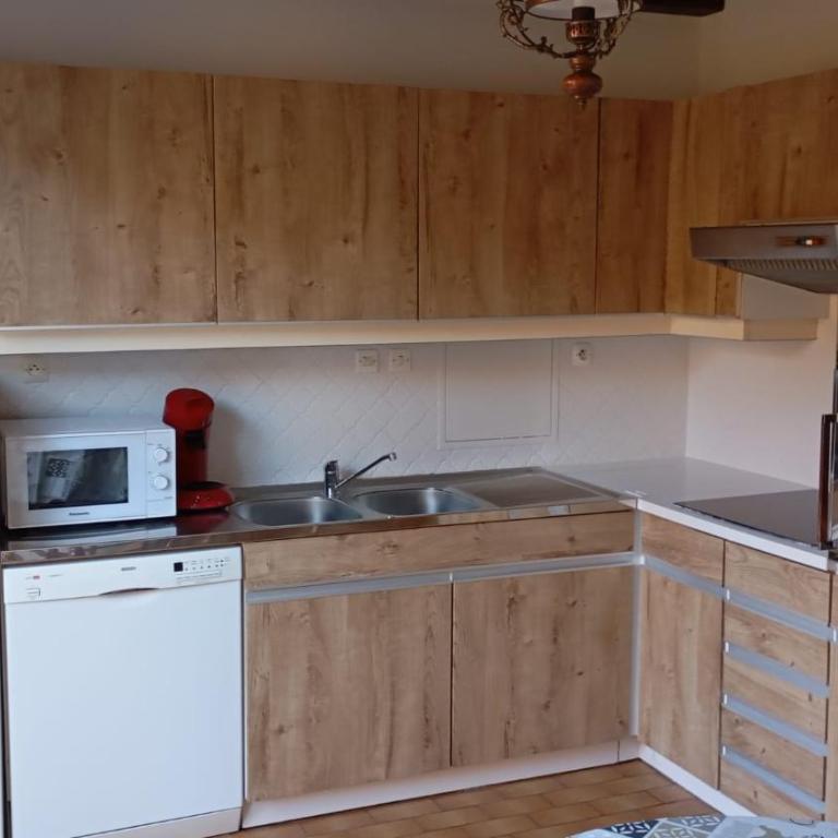 "Chez Vivi" logement 7 p classé 3 étoiles dans une belle maison au calme avec grande terrasse, balcon indépendant et wifi gratuite - Maison 3 Chambres - 6