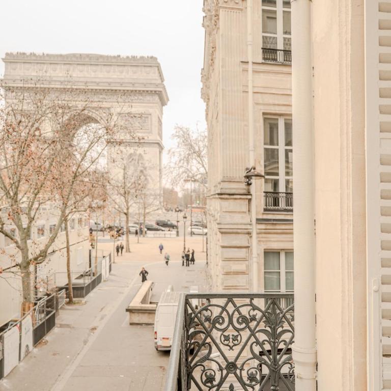 AC 3bds Apt with arc de triomphe view & terrace - Three-Bedroom Apartment with Balcony - 5