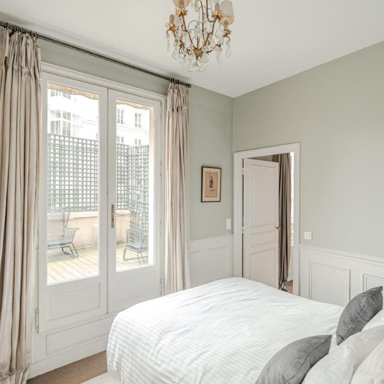 AC 3bds Apt with arc de triomphe view & terrace - Three-Bedroom Apartment with Balcony - 12