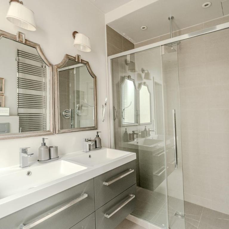AC 3bds Apt with arc de triomphe view & terrace - Three-Bedroom Apartment with Balcony - 13