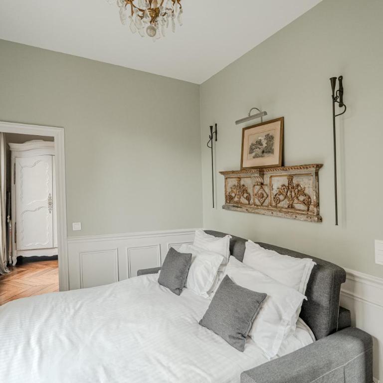 AC 3bds Apt with arc de triomphe view & terrace - Three-Bedroom Apartment with Balcony - 11