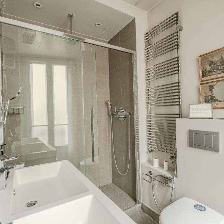 AC 3bds Apt with arc de triomphe view & terrace - Three-Bedroom Apartment with Balcony - 6