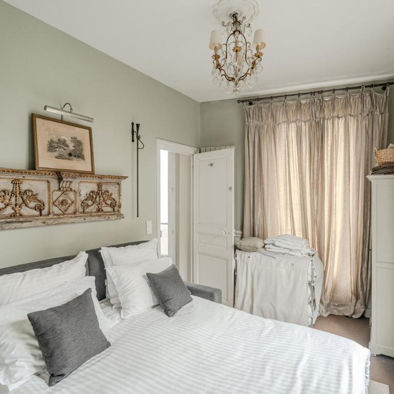 AC 3bds Apt with arc de triomphe view & terrace - Three-Bedroom Apartment with Balcony - 10