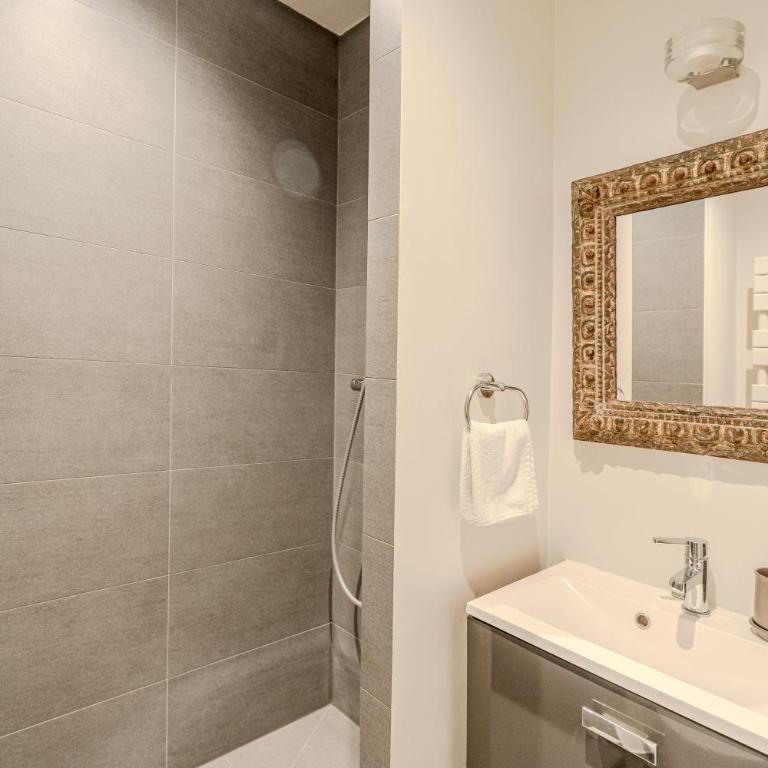 AC 3bds Apt with arc de triomphe view & terrace - Three-Bedroom Apartment with Balcony - 21