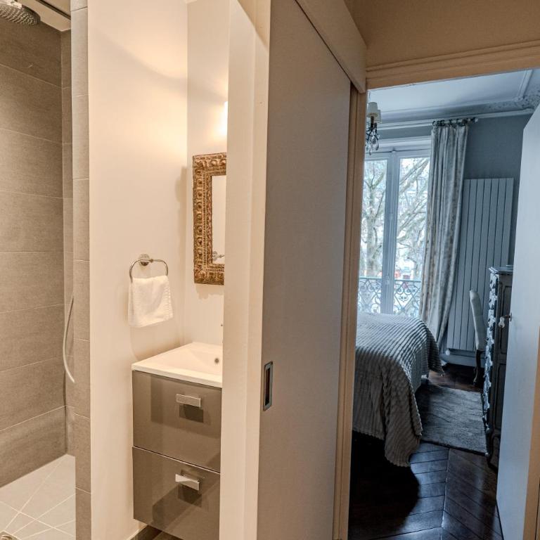 AC 3bds Apt with arc de triomphe view & terrace - Three-Bedroom Apartment with Balcony - 20