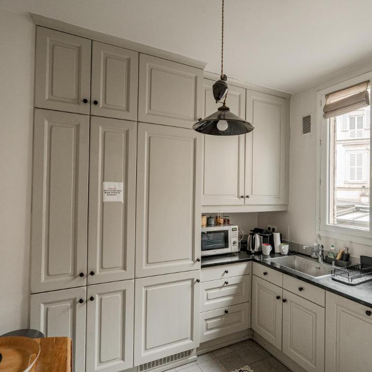 AC 3bds Apt with arc de triomphe view & terrace - Three-Bedroom Apartment with Balcony - 29
