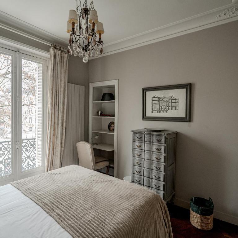 AC 3bds Apt with arc de triomphe view & terrace - Three-Bedroom Apartment with Balcony - 17