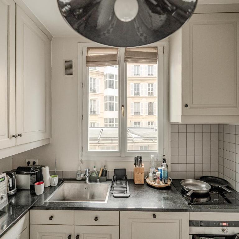 AC 3bds Apt with arc de triomphe view & terrace - Three-Bedroom Apartment with Balcony - 32