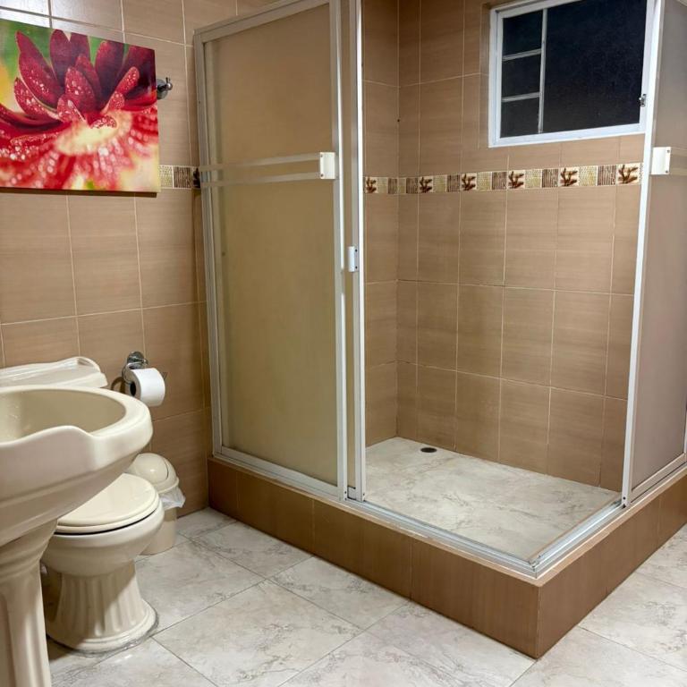 Casa Moderna en Loja - ideal para familias - Three-Bedroom House - 4