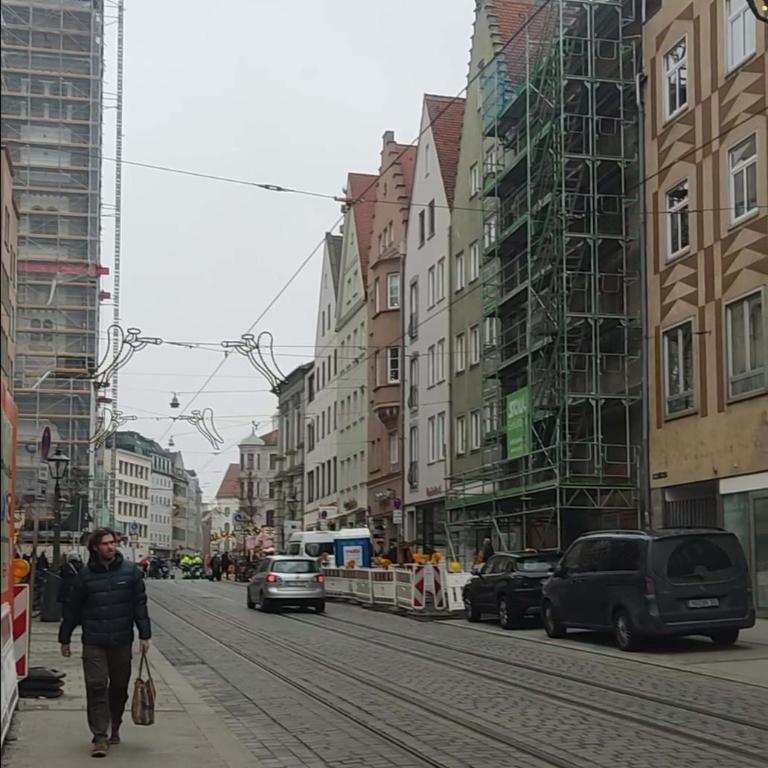 Augusta Prima für bis zu 7 Gäste- Stilvolles Apartment im Zentrum nahe Rathaus - Hochwertige Betten und Bettwäsche - Voll ausgestattete Küche - 4K Smart TV - Aufzug - Kostenlose Nacht Tiefgarage 20-30 bis 9-30 Uhr mit 28 Stellplätzen je nach Verfügbarkeit - Appartamento con 3 Camere da Letto - 6