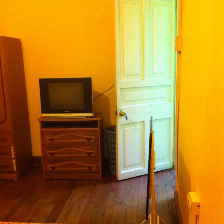 Hostal Tricontinental 2 - Standard Double Room with Shared Bathroom - 5
