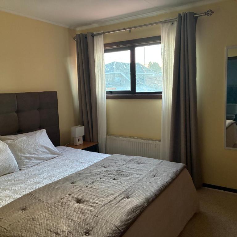 Hostal Mundet - Deluxe Double Room with Bath - 13