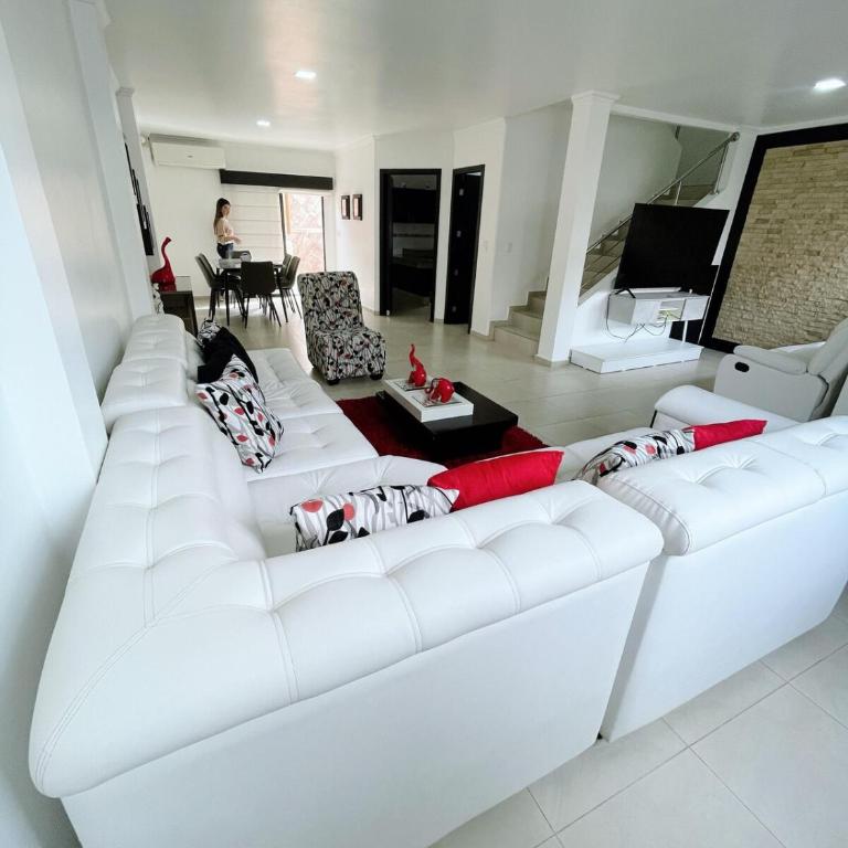 Casa con piscina, parqueo y zona BBQ - Apartment - 6