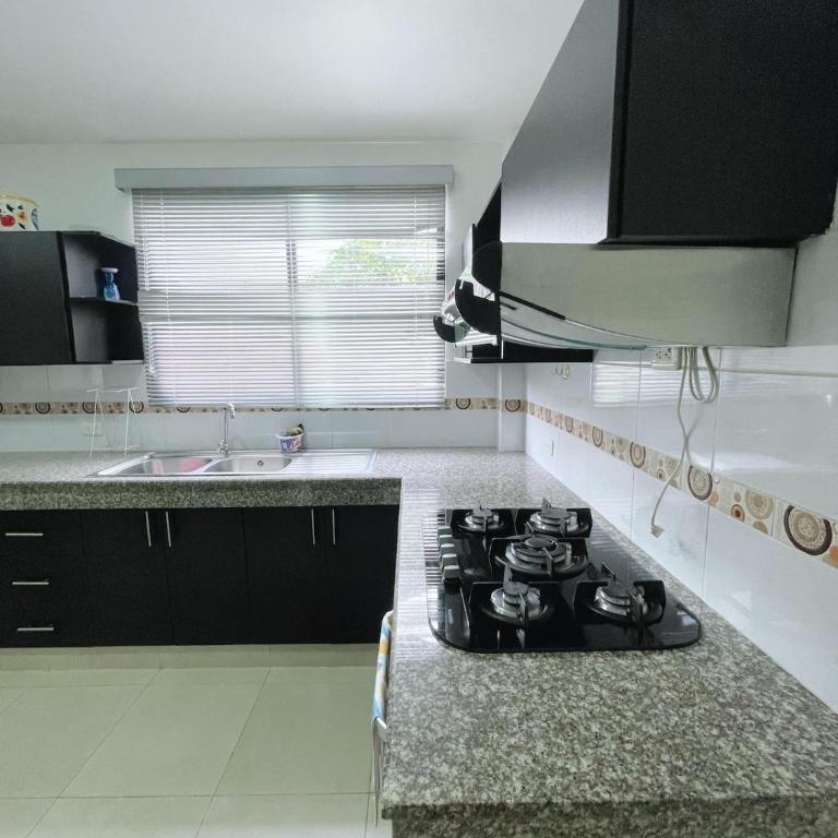 Casa con piscina, parqueo y zona BBQ - Apartment - 8