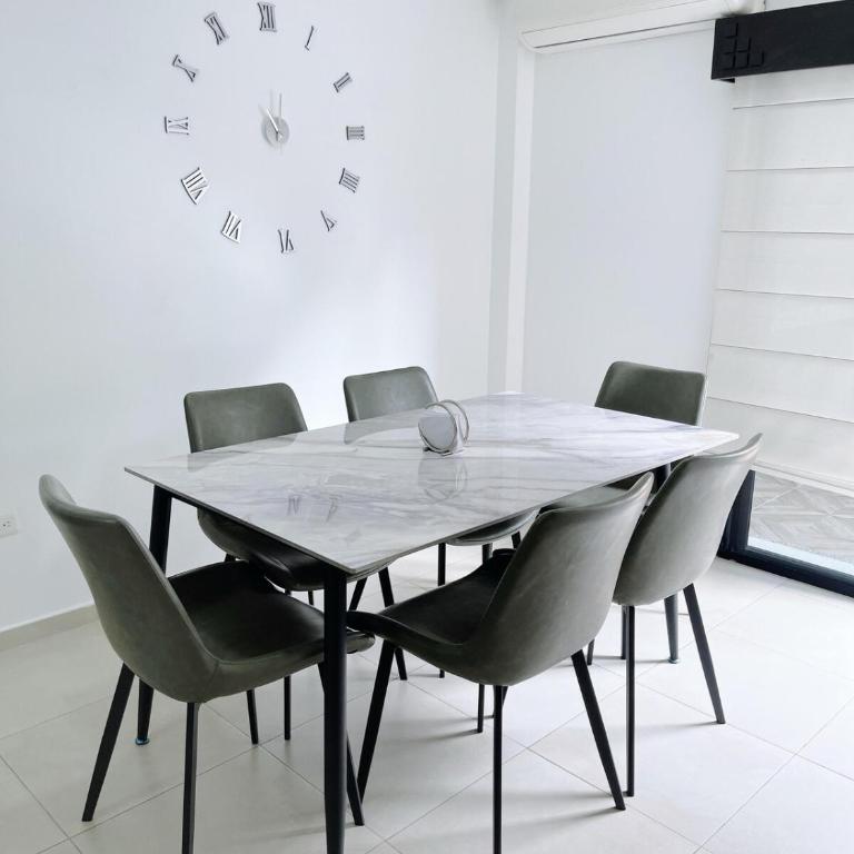 Casa con piscina, parqueo y zona BBQ - Apartment - 25