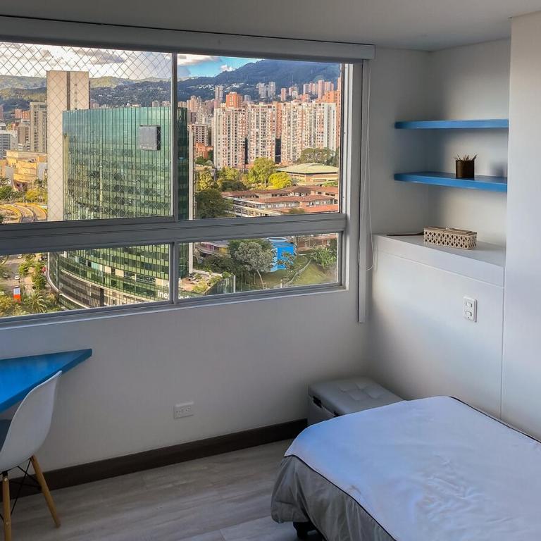 El Poblado 3 BR Family Apt with Breathtaking View - Three-Bedroom Apartment with Balcony - 3