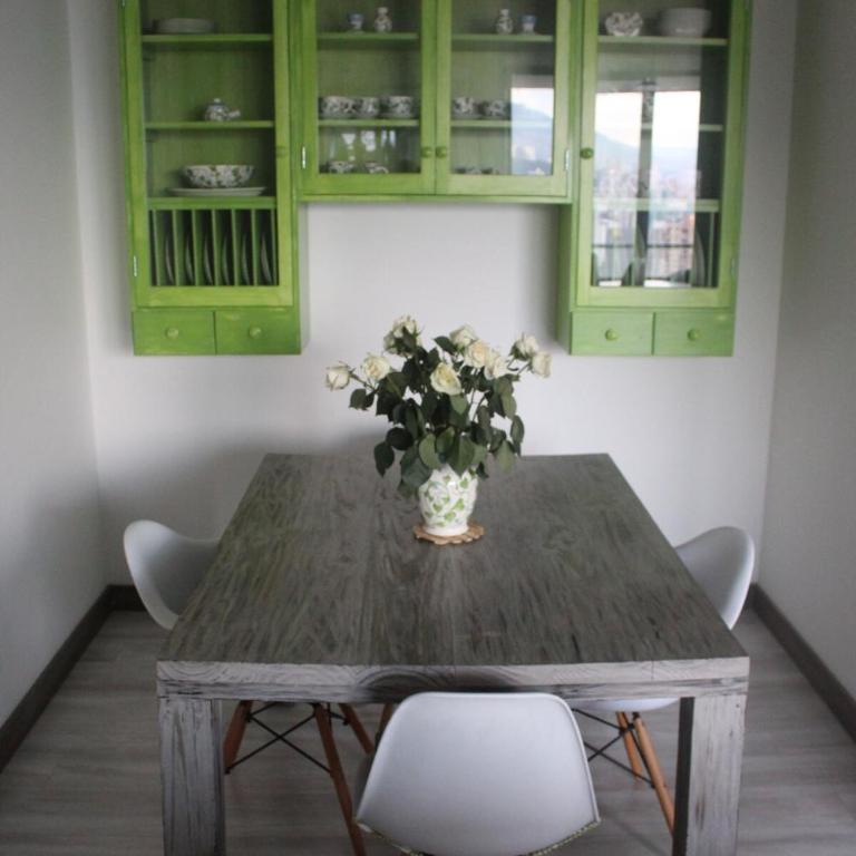 El Poblado 3 BR Family Apt with Breathtaking View - Three-Bedroom Apartment with Balcony - 16