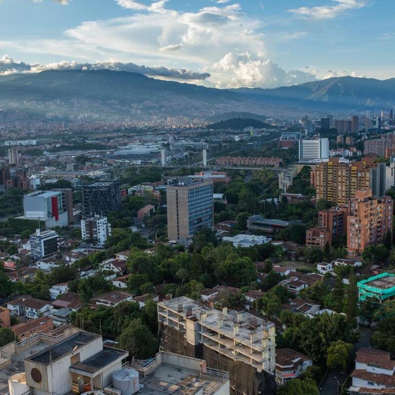 El Poblado 3 BR Family Apt with Breathtaking View - Three-Bedroom Apartment with Balcony - 24