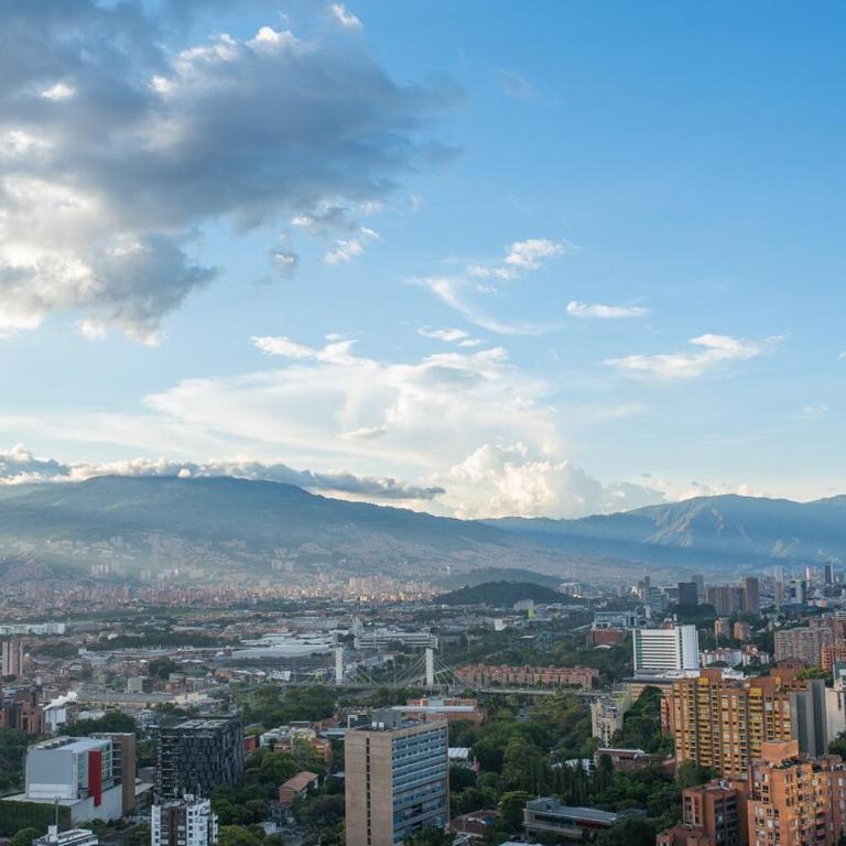 El Poblado 3 BR Family Apt with Breathtaking View - Three-Bedroom Apartment with Balcony - 35