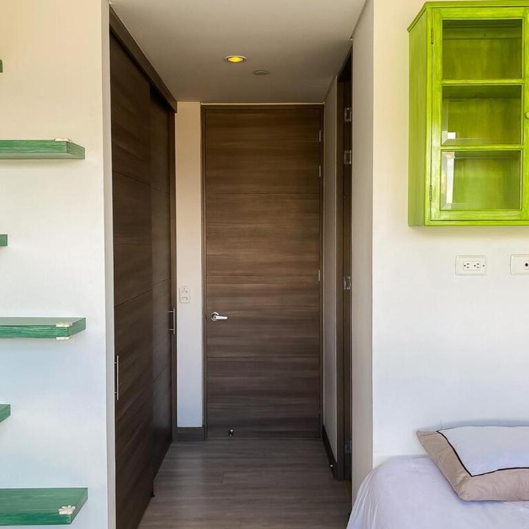 El Poblado 3 BR Family Apt with Breathtaking View - Three-Bedroom Apartment with Balcony - 38