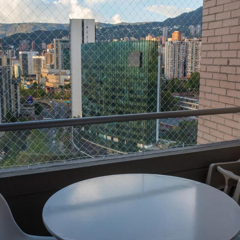 El Poblado 3 BR Family Apt with Breathtaking View - Three-Bedroom Apartment with Balcony - 39