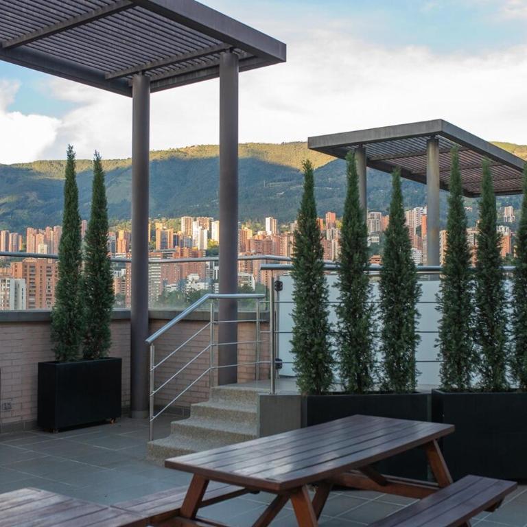El Poblado 3 BR Family Apt with Breathtaking View - Three-Bedroom Apartment with Balcony - 40