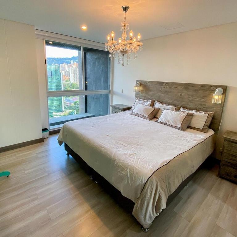 El Poblado 3 BR Family Apt with Breathtaking View - Three-Bedroom Apartment with Balcony - 55