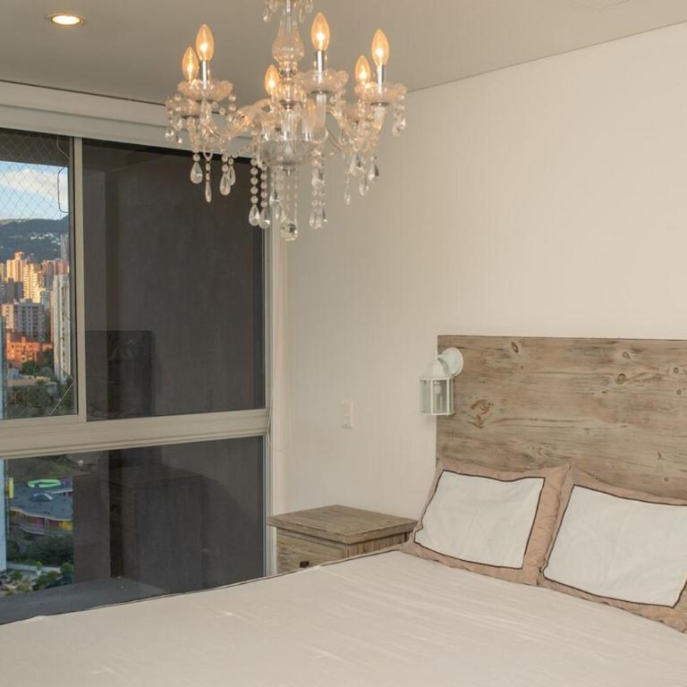 El Poblado 3 BR Family Apt with Breathtaking View - Three-Bedroom Apartment with Balcony - 59
