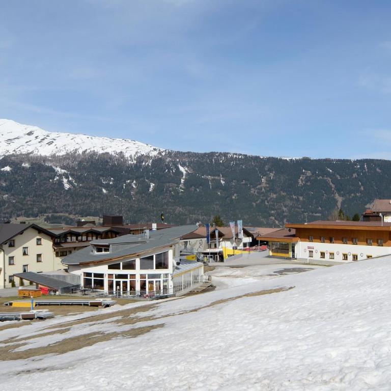 Sonneck Ferienhaus & Gruppenhaus 1450m am Hochzeiger im Pitztal - Doppelzimmer mit Balkon - 84