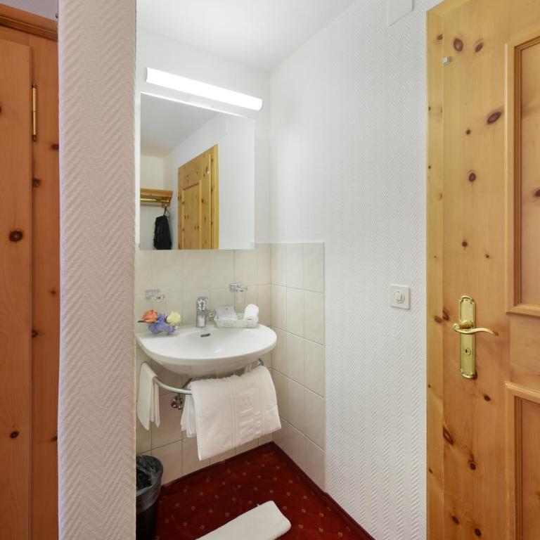 Hotel Steinbock Pontresina - Economy Single Room with Shared Bathroom - 4
