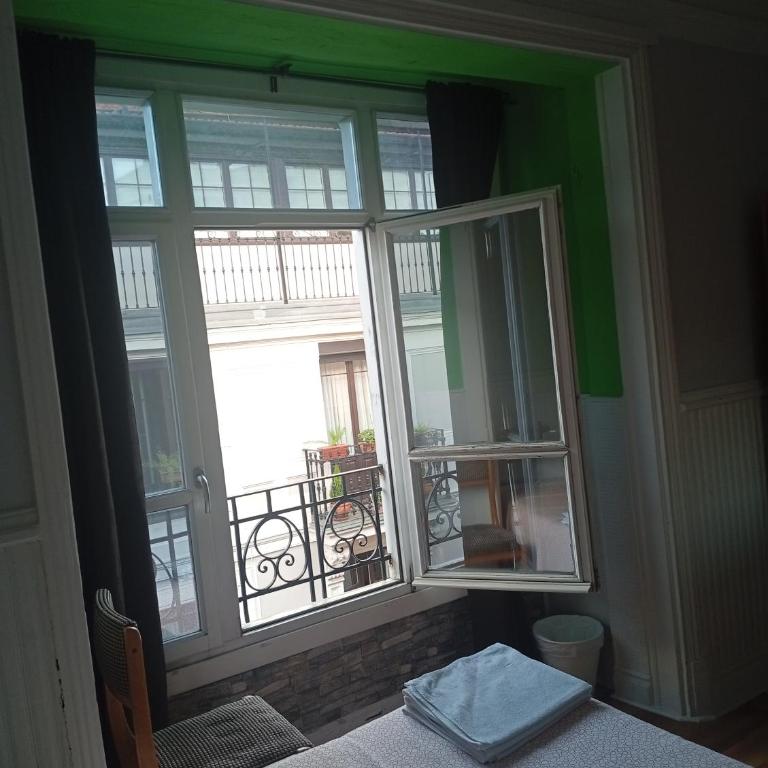Pensión Manoli - Standard Double Room with Shared Bathroom - 4
