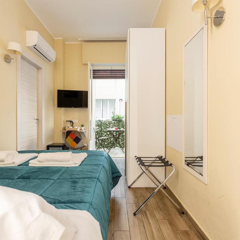 Quinto Stabile Rooms&Suite - Small Double Room with French Bed - 9