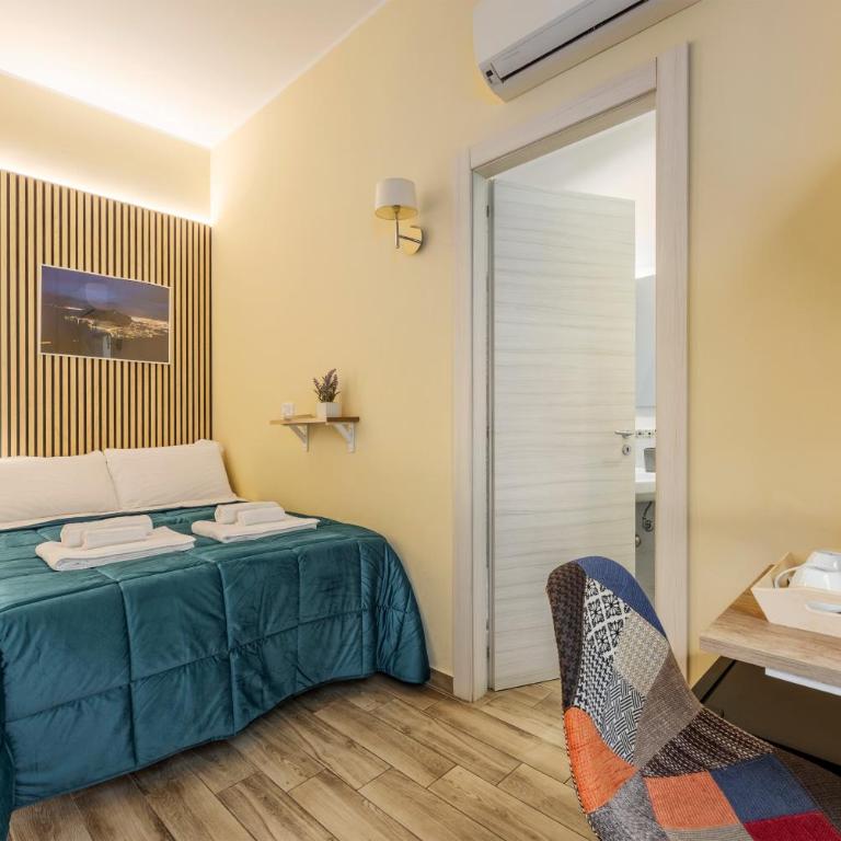 Quinto Stabile Rooms&Suite - Small Double Room with French Bed - 4
