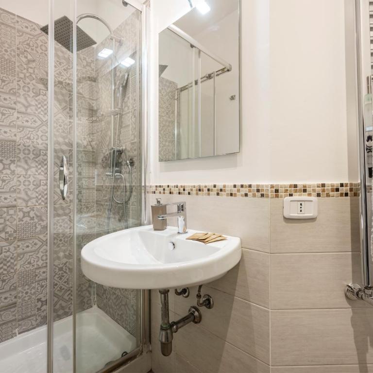Quinto Stabile Rooms&Suite - Small Double Room with French Bed - 11