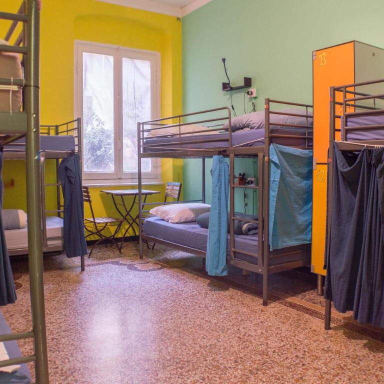 Home Genoa Hostel - Posto Letto in Dormitorio Femminile con 8 Letti - 1