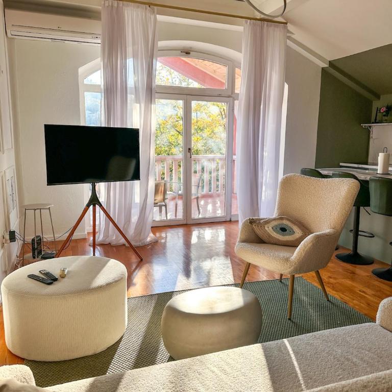 Modern 3BR Near Old Town, Balcony, Free Parking - Three-Bedroom Apartment with Balcony - 1