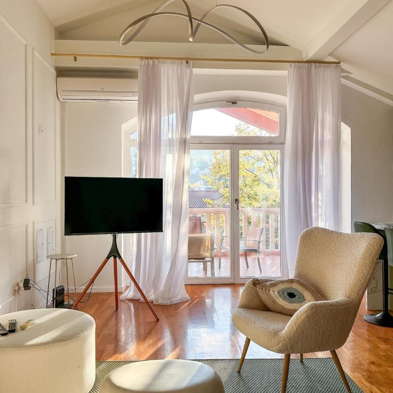 Modern 3BR Near Old Town, Balcony, Free Parking - Three-Bedroom Apartment with Balcony - 11