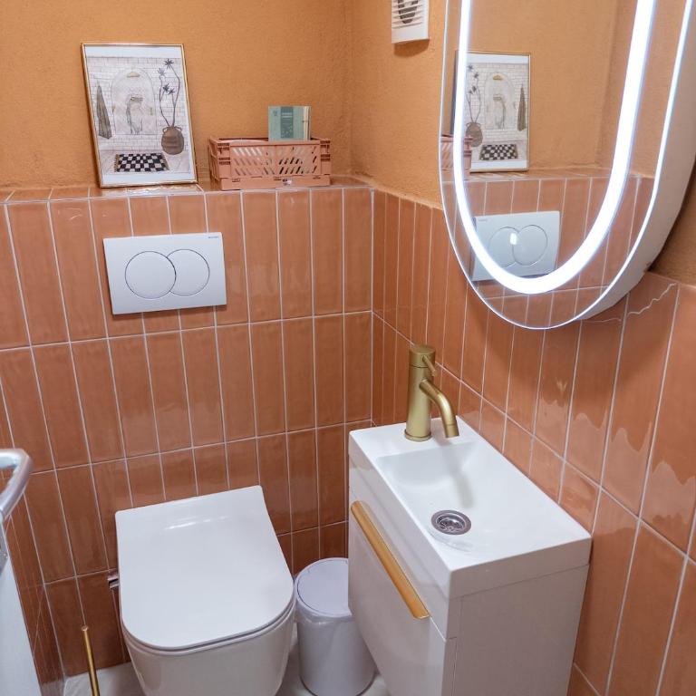 Modern 3BR Near Old Town, Balcony, Free Parking - Three-Bedroom Apartment with Balcony - 16