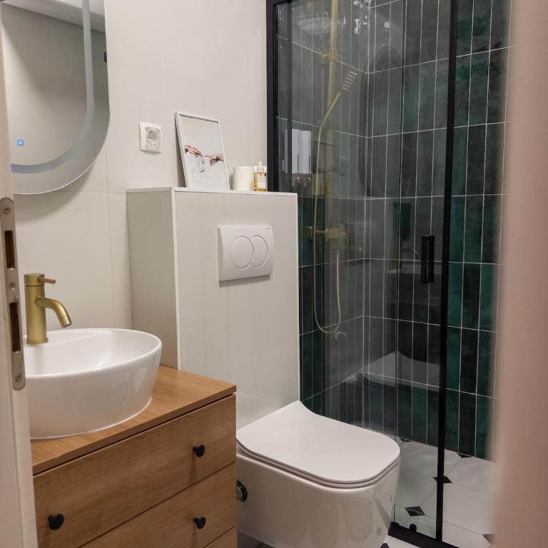 Modern 3BR Near Old Town, Balcony, Free Parking - Three-Bedroom Apartment with Balcony - 17