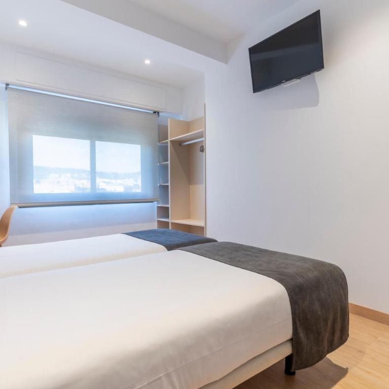 Hostal Sans - Chambre Double Confort - Vue sur Ville - 11
