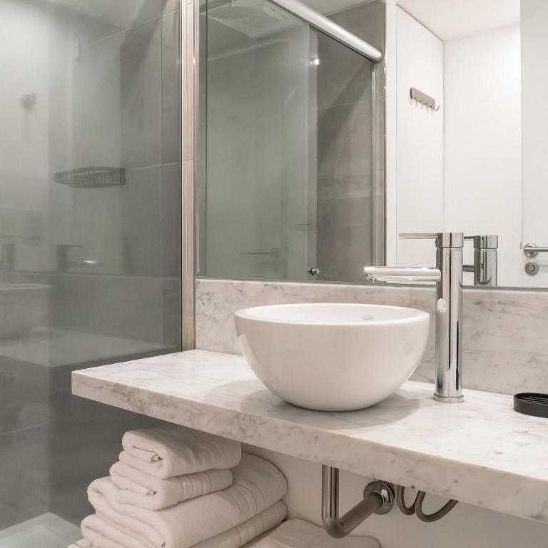 Newly Renovated 1-Bedroom in Luxury Tower - Apartamento - 23