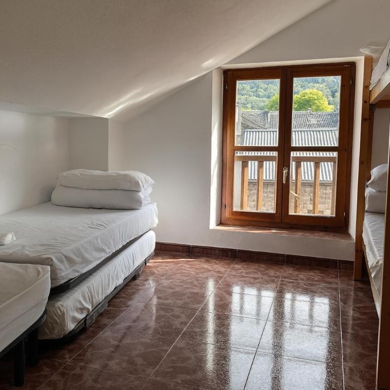Albergue Tritón - Villanúa - Economy Quadruple Room with Shared Bathroom - 3
